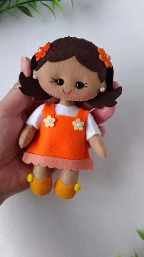 Boneca Mascote Maio Laranja