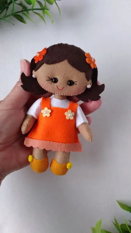 Boneca Mascote Maio Laranja