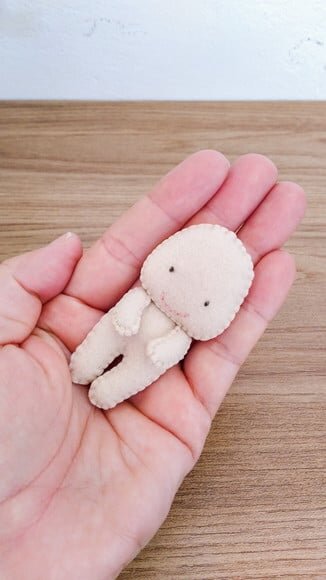 Boneca Grávida em Feltro com Barriga Transparente - 40cm