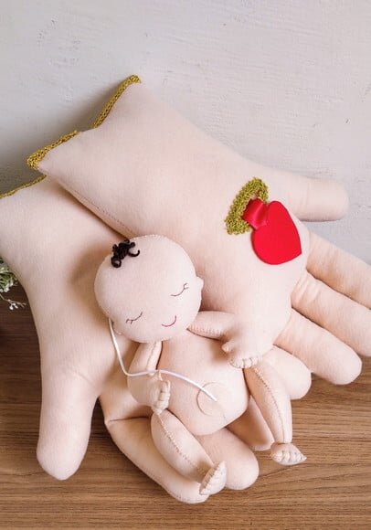 Recurso Visual Mãos de Jesus em Feltro com Bebê