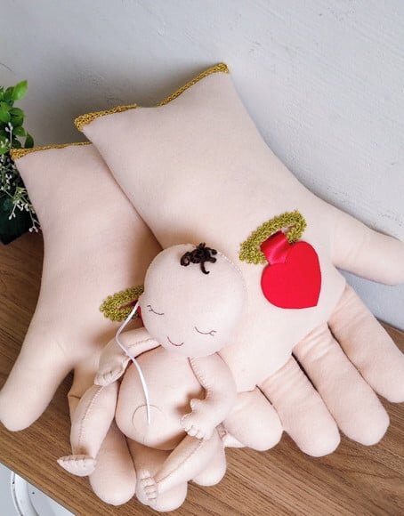 Recurso Visual Mãos de Jesus em Feltro com Bebê