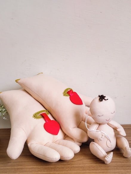 Recurso Visual Mãos de Jesus em Feltro com Bebê