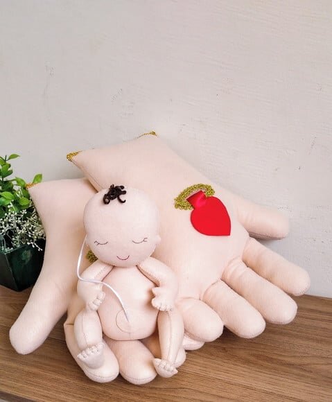 Recurso Visual Mãos de Jesus em Feltro com Bebê