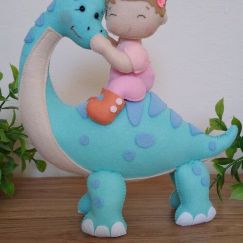 Dinossauro com garotinha em feltro