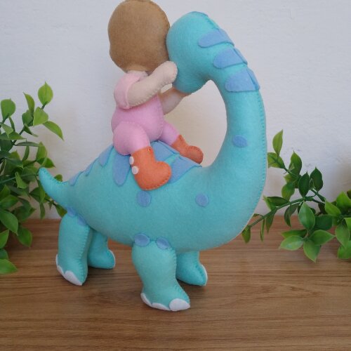 Dinossauro com garotinha em feltro