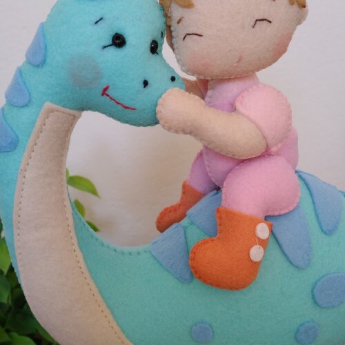 Dinossauro com garotinha em feltro