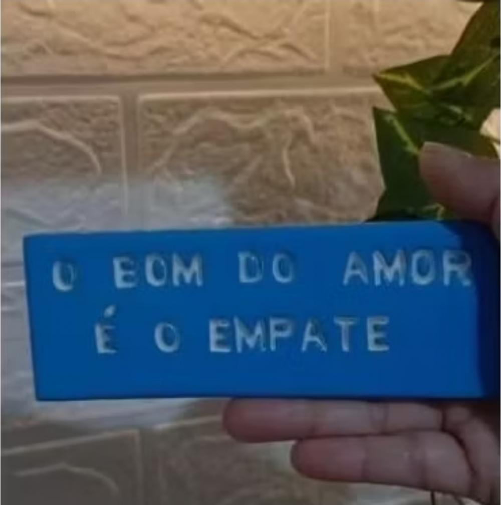 A placa decorativa “O Bom do Amor é o Empate” foi produzida 