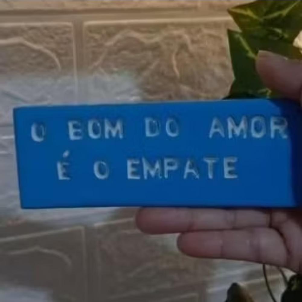 A placa decorativa “O Bom do Amor é o Empate” foi produzida 