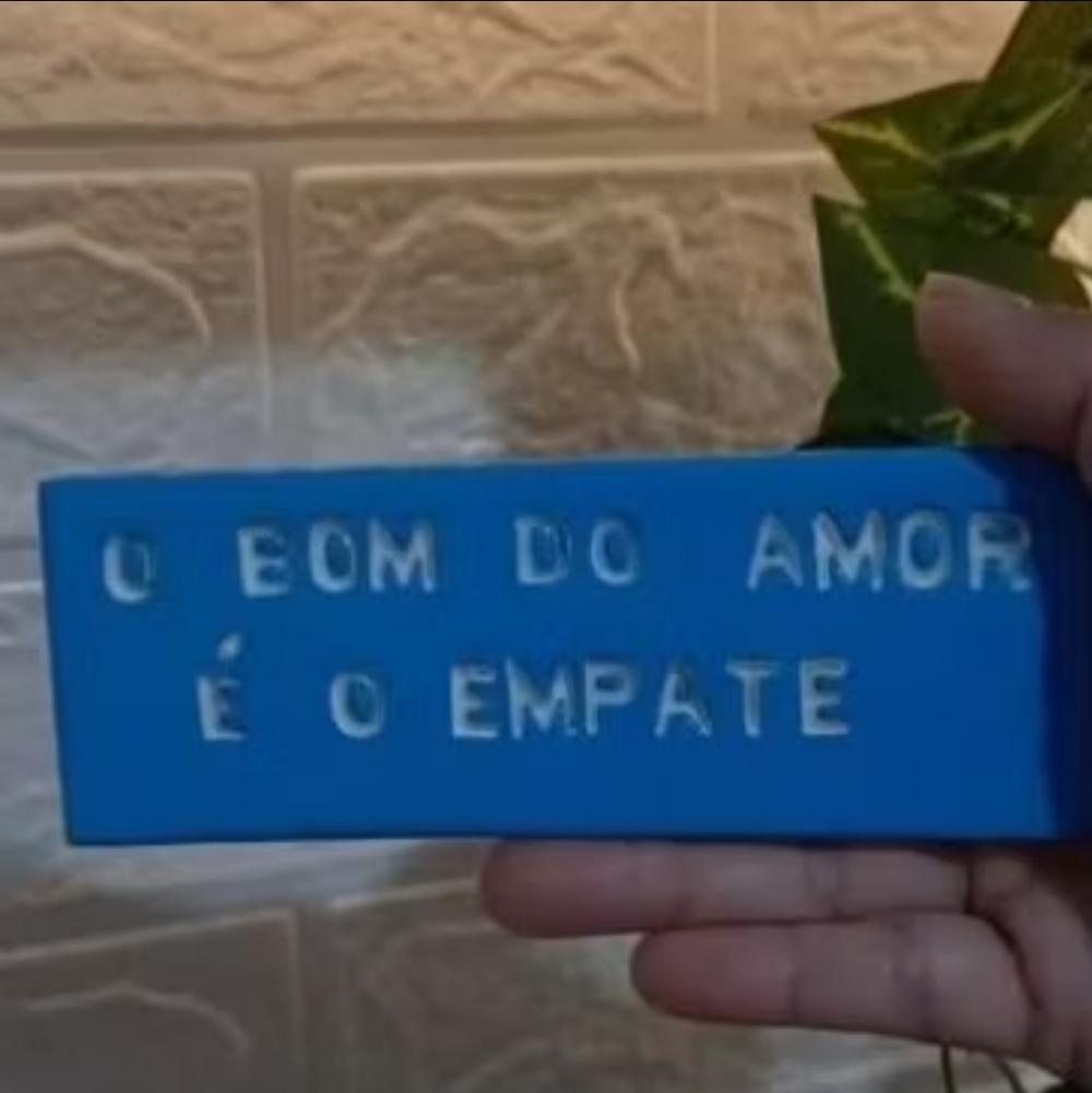 A placa decorativa “O Bom do Amor é o Empate” foi produzida 