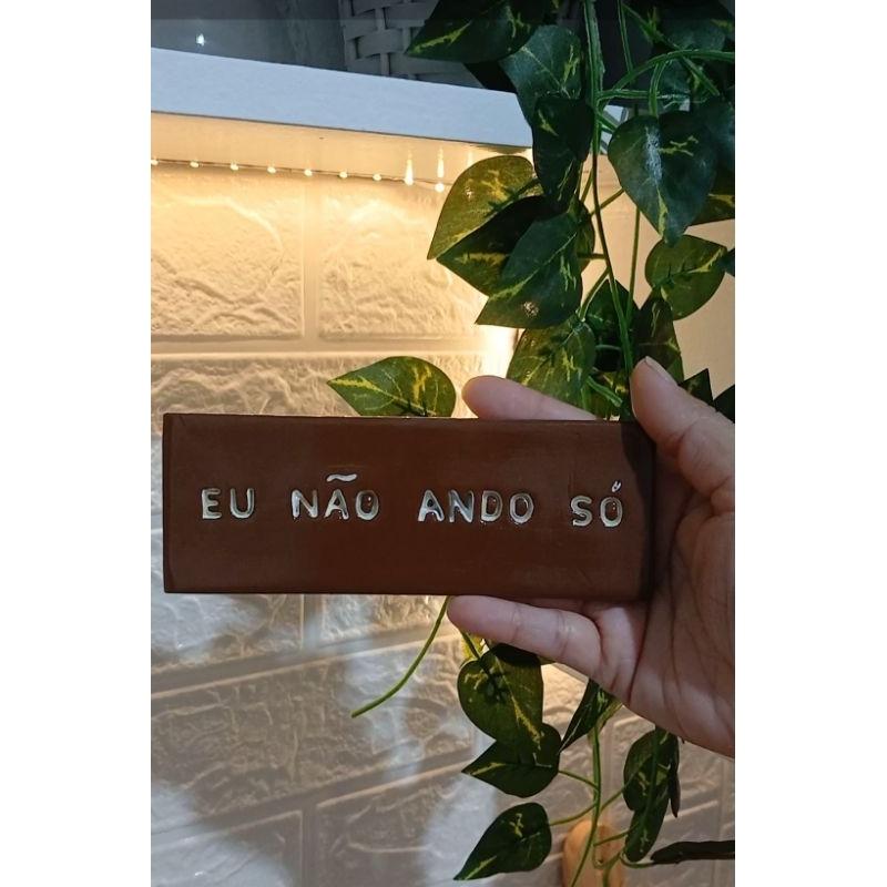 Placa Decorativa em Cerâmica Fria “Eu Não Ando Só” | Peça