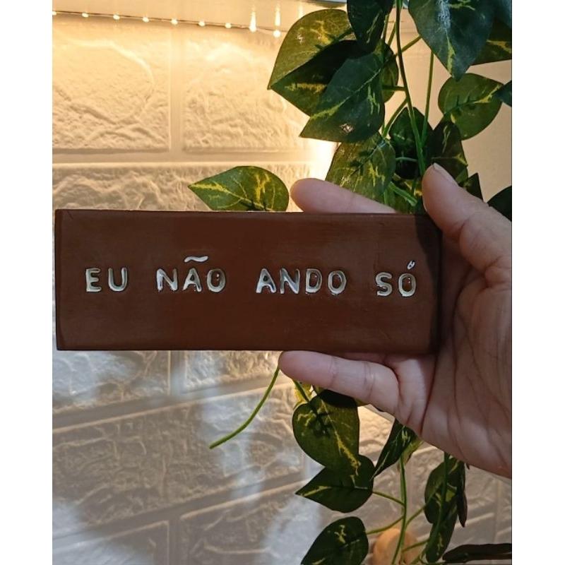 Placa Decorativa em Cerâmica Fria “Eu Não Ando Só” | Peça