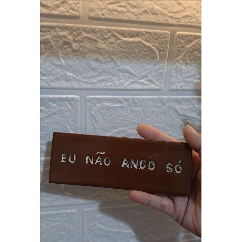 Placa Decorativa em Cerâmica Fria “Eu Não Ando Só” | Peça