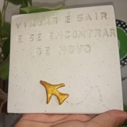 Plaquinha Decorativa Artesanal em Cerâmica Fria – Frase Motiva