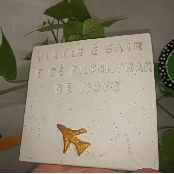 Plaquinha Decorativa Artesanal em Cerâmica Fria – Frase Motiva