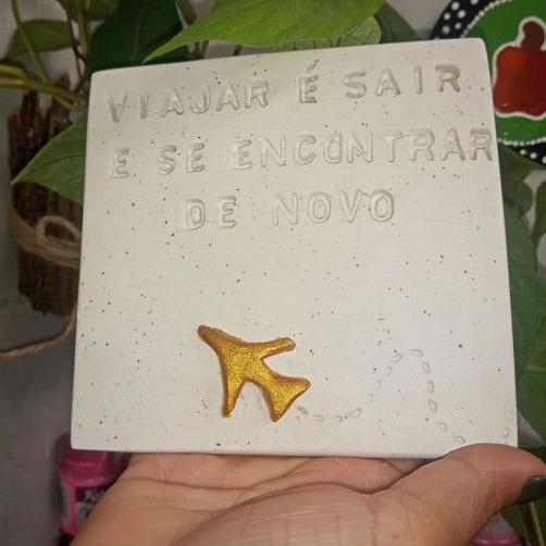 Plaquinha Decorativa Artesanal em Cerâmica Fria – Frase Motiva