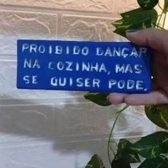 Plaquinha Decorativa Artesanal “Proibido Dançar na Cozinha” 