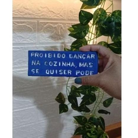 Plaquinha Decorativa Artesanal “Proibido Dançar na Cozinha” 