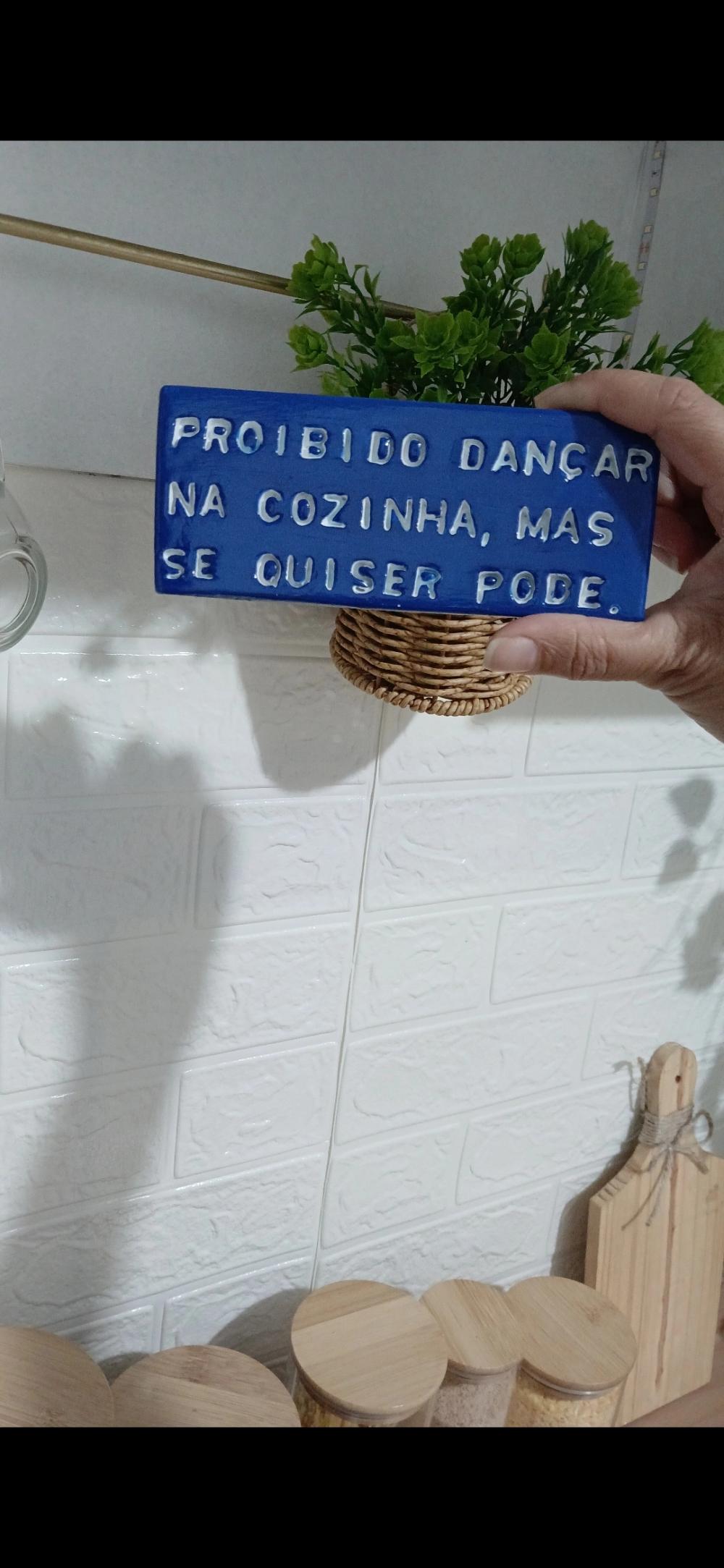 Plaquinha Decorativa Artesanal “Proibido Dançar na Cozinha” 