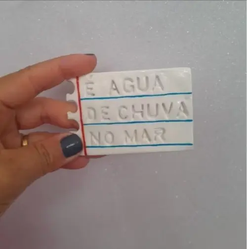 🌊 Ímã/placa decorativa “É água de chuva no mar” – Cerâmica Fria Artesanal ✨ envio imediato