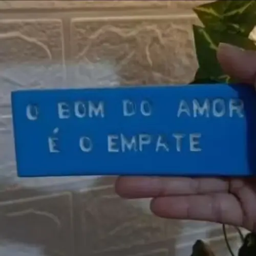 A placa decorativa “O Bom do Amor é o Empate” foi produzida 