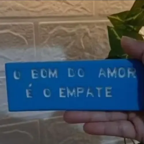 A placa decorativa “O Bom do Amor é o Empate” foi produzida 