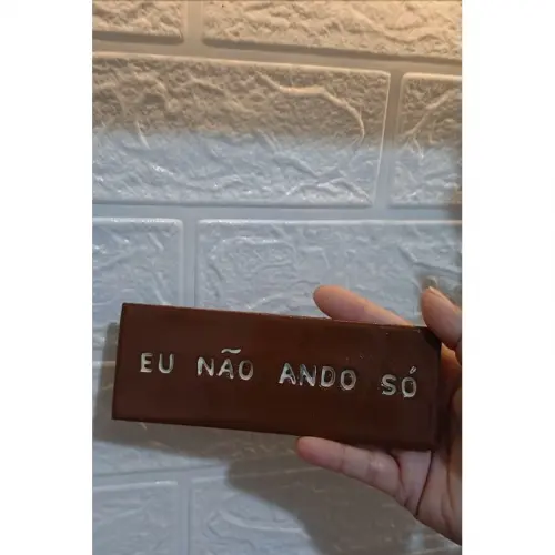Placa Decorativa em Cerâmica Fria “Eu Não Ando Só” | Peça
