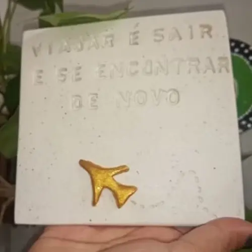 Plaquinha Decorativa Artesanal em Cerâmica Fria – Frase Motivacional “Viajar é sair e se encontrar de novo” Decoração de