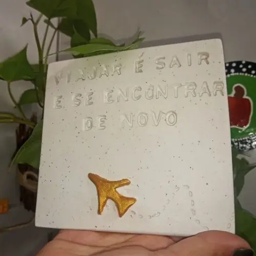 Plaquinha Decorativa Artesanal em Cerâmica Fria – Frase Motiva