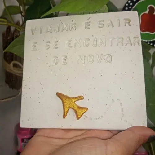Plaquinha Decorativa Artesanal em Cerâmica Fria – Frase Motiva