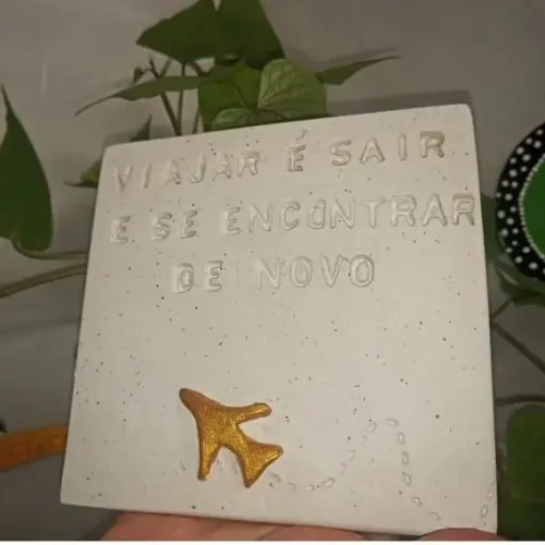 Plaquinha Decorativa Artesanal em Cerâmica Fria – Frase Motiva