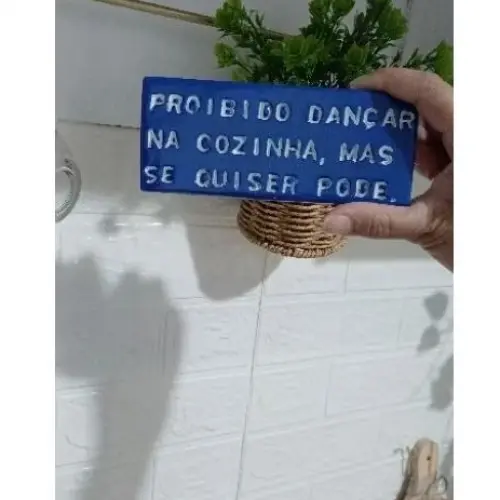 Plaquinha Decorativa Artesanal “Proibido Dançar na Cozinha” 