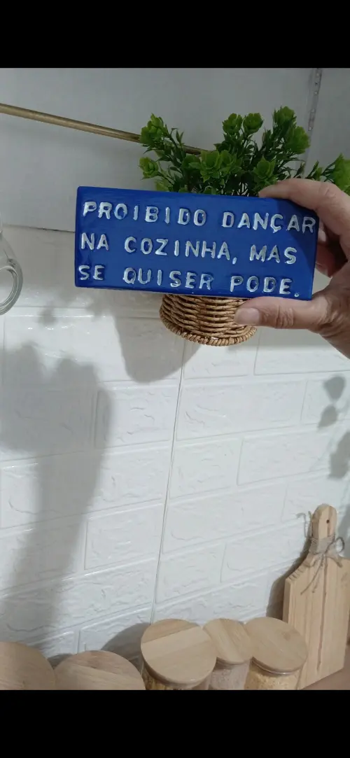 Plaquinha Decorativa Artesanal “Proibido Dançar na Cozinha” 