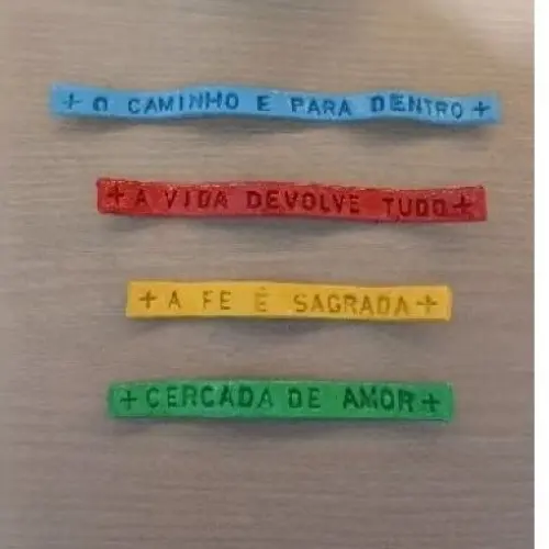 ✨ Kit de Fitas Decorativas com Frases ✨  Leve mais cor, fé e boas energias para sua decoração 💛  Essas fitinhas artesanais são perfeitas para decorar bandejas, vasos, prateleiras, cantinhos do café, altar, escritório e muito mais!  🌈 Frases inspiradoras  