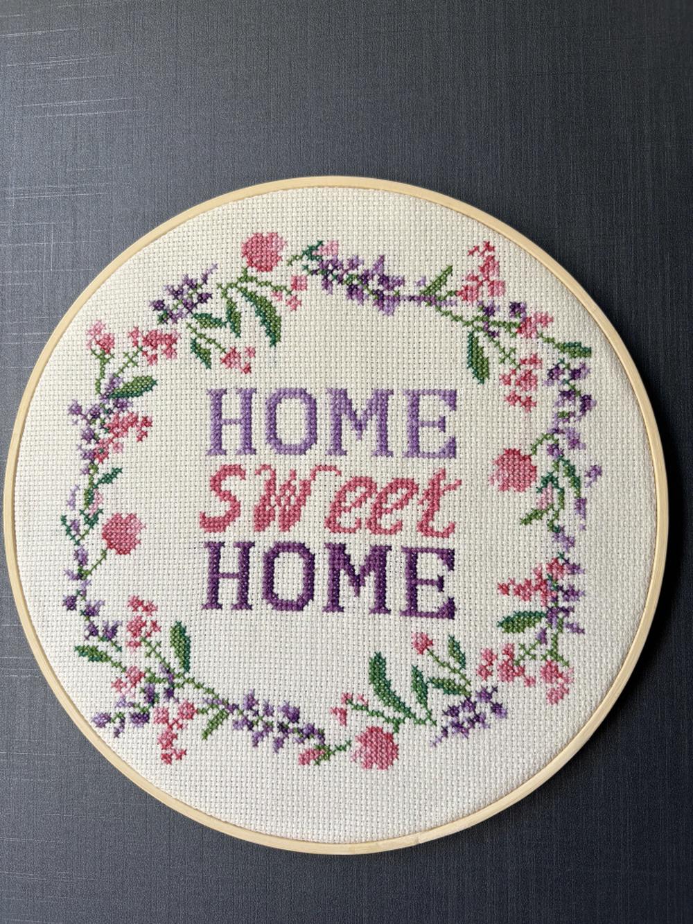 Quadro Bastidor Bordado em Ponto Cruz “Home Sweet Home” 23cm 