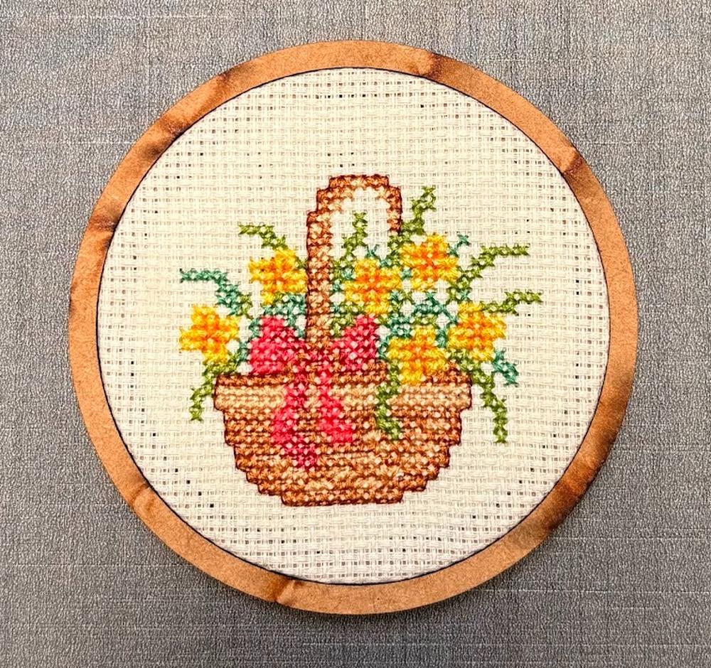 Quadro Bastidor Bordado em Ponto Cruz 10cm – Decoração Floral