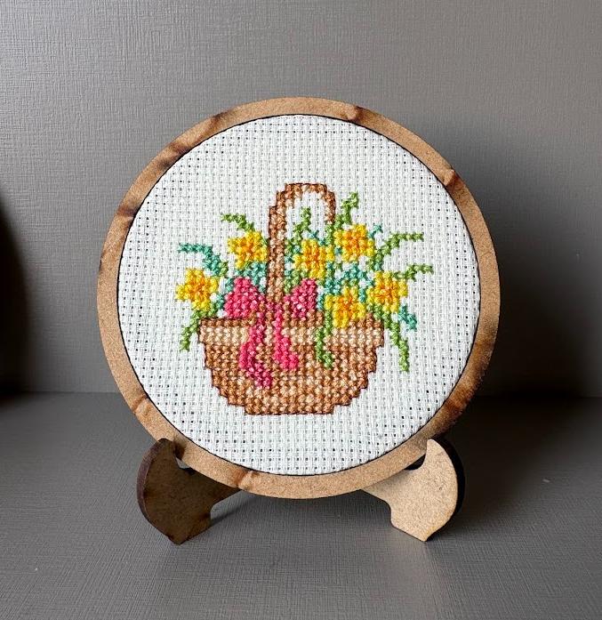 Quadro Bastidor Bordado em Ponto Cruz 10cm – Decoração Floral