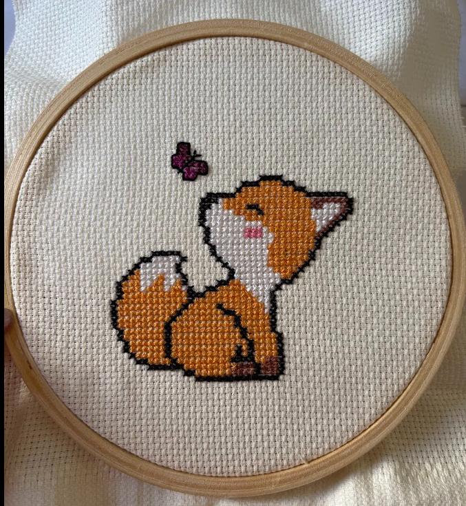 Raposinha em Ponto Cruz 🦊 | Bastidor 10cm Decorativo Artesanal