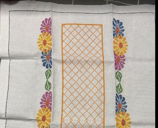 Toalha em Etamine Bordada em Ponto Cruz Floral 🌸 | Peça Artes