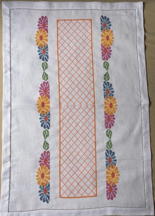 Toalha em Etamine Bordada em Ponto Cruz Floral 🌸 | Peça Artes