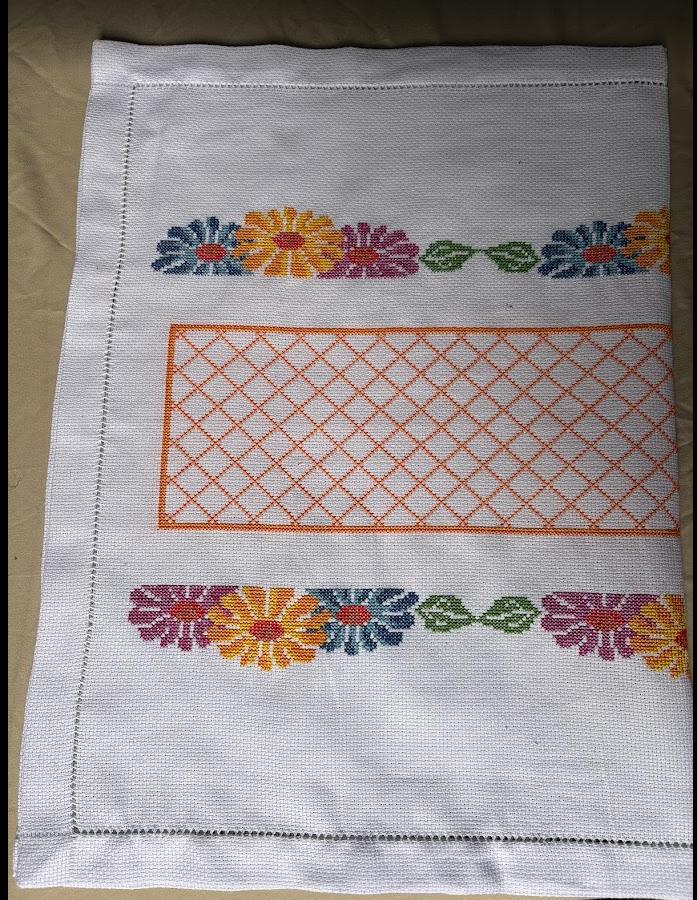 Toalha em Etamine Bordada em Ponto Cruz Floral 🌸 | Peça Artes