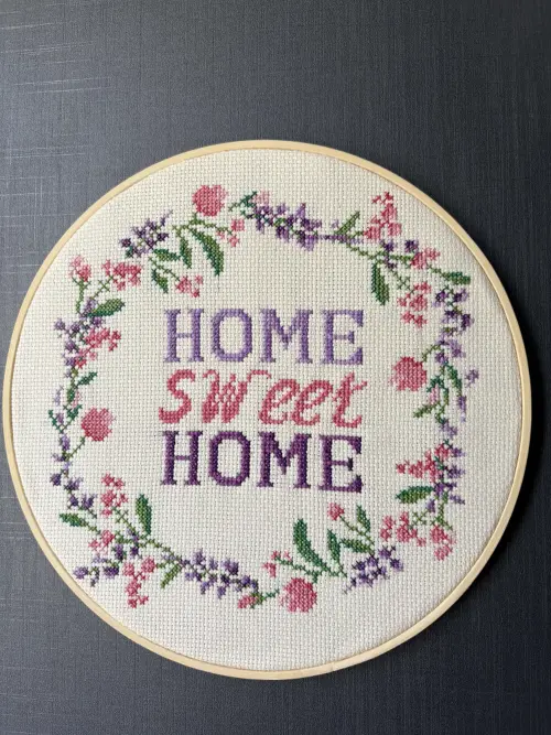 Quadro Bastidor Bordado em Ponto Cruz “Home Sweet Home” 23cm – Decoração Floral Artesanal