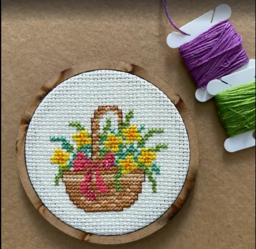 Quadro Bastidor Bordado em Ponto Cruz 10cm – Decoração Floral Artesanal