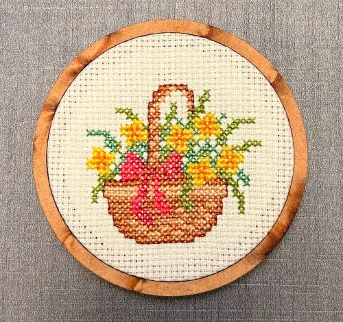 Quadro Bastidor Bordado em Ponto Cruz 10cm – Decoração Floral