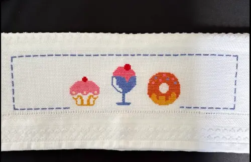 Pano de Copa/ Cozinha Bordada em Ponto Cruz Docinhos 🍩🧁🍨