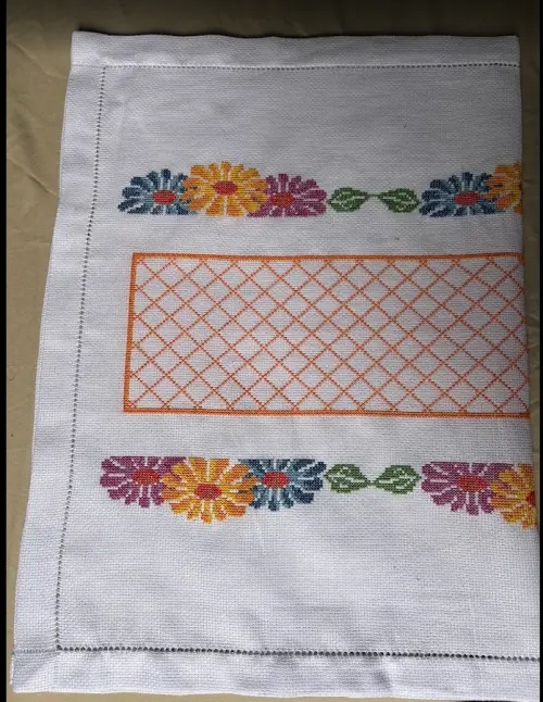 Toalha em Etamine Bordada em Ponto Cruz Floral 🌸 | Peça Artes