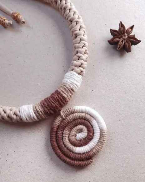 Colar Melina em crochê com fio de malha