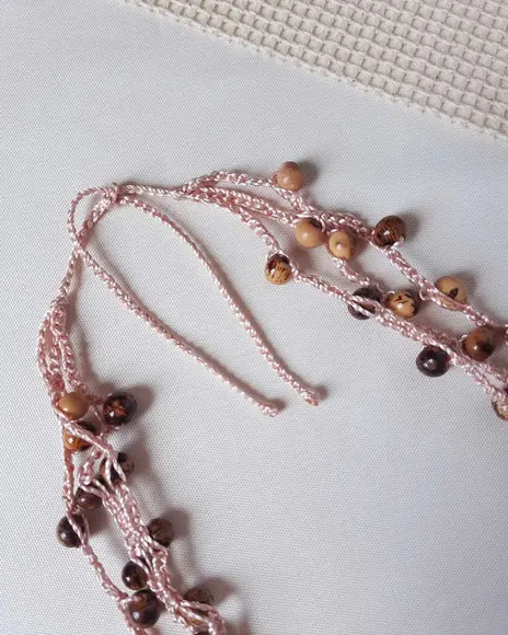 Colar Kaya em crochê com miçangas