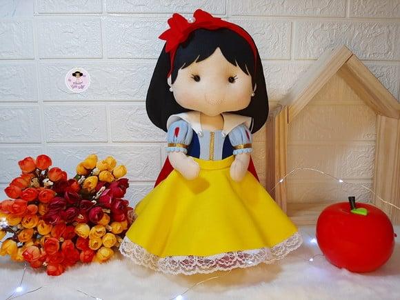 Boneca Branca de Neve em Feltro 35cm