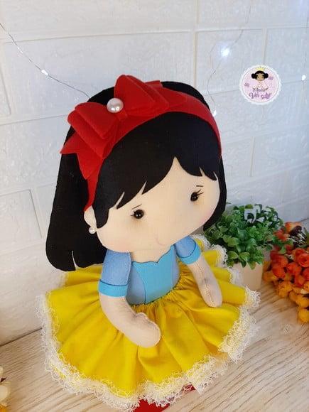 Boneca Branca de Neve em Feltro 35cm