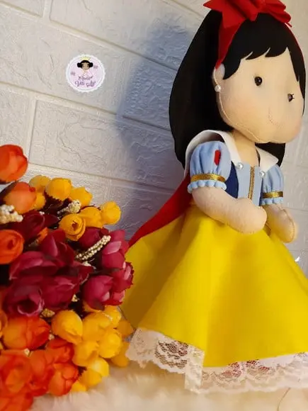 Boneca Branca de Neve em Feltro 35cm